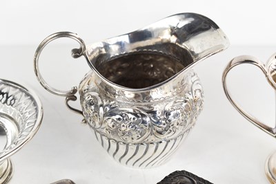 Lot 48 - A group of silver to include a small pedestal...