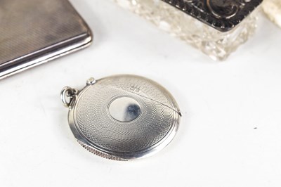 Lot 48 - A group of silver to include a small pedestal...