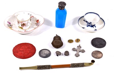 Lot 391 - A group of collectables to include a Victorian...