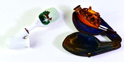 Lot 576 - An antique carved meerschaum tobacco pipe,...