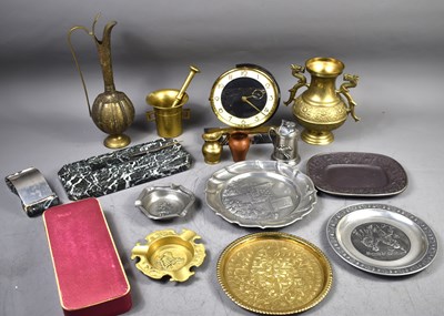 Lot 395 - A group of collectables to include an Art Deco...