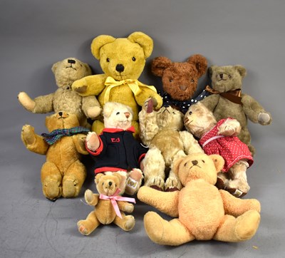 Lot 321 - A collection of vintage teddy bears to include...