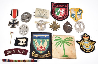 Lot 424 - A group of collectables to include German WWII...