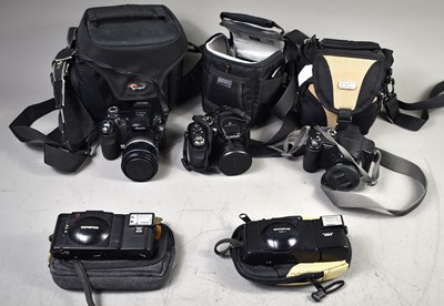 Lot 362 - A group of vintage cameras comprising an...