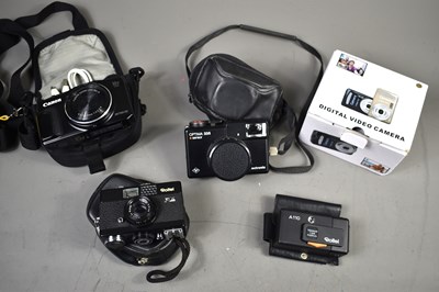Lot 396 - A group of vintage cameras to include a Rollei...