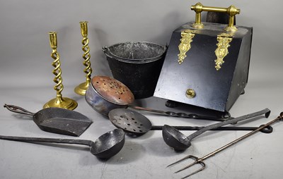 Lot 367 - A group of metalware to include coal purdonium,...