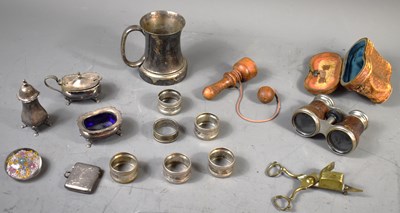 Lot 580 - A group of collectables to include a turned...