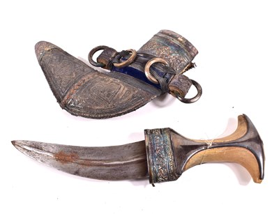 Lot 422 - An early 20th century ceremonial Omani Khanjar...