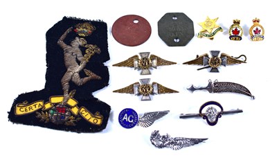 Lot 426 - A group of militaria to include WWII dog tags...