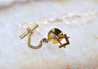 Lot 43 - A 9ct gold Freemasons tie tack with safety...