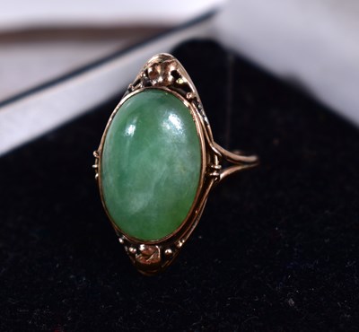 Lot 87 - An Art Nouveau gold and jade cabochon ring,...