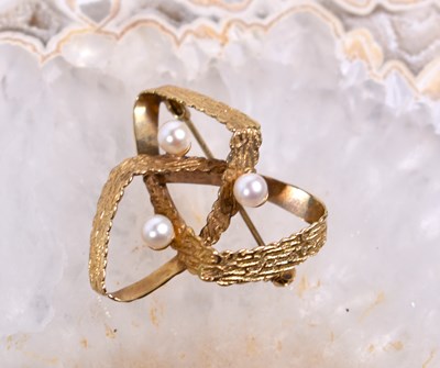 Lot 81 - A 9ct gold triple knot form brooch set with...