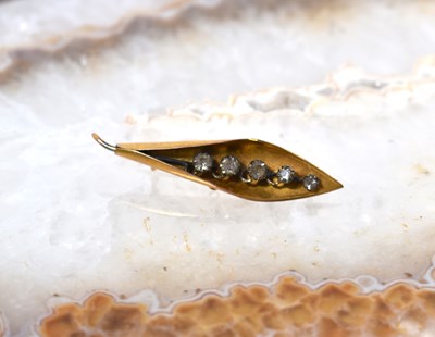 Lot 52 - A vintage 9ct gold Lilly of the Valley brooch...