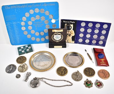 Lot 561 - A group of collectables to include golfing...