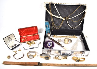 Lot 562 - A group of collectables to include a brass dog,...