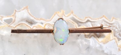 Lot 79 - A 9ct gold and opal bar brooch, 2.8g.