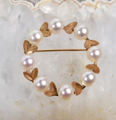 Lot 69 - A 14ct gold and pearl wreath brooch, 4.3g.