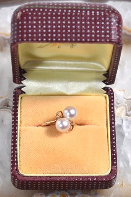Lot 88 - A 14ct gold and pearl Toi et Moi ring, size N,...
