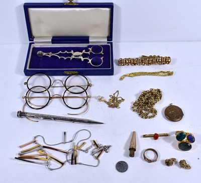 Lot 29 - A group of costume jewellery to include a...