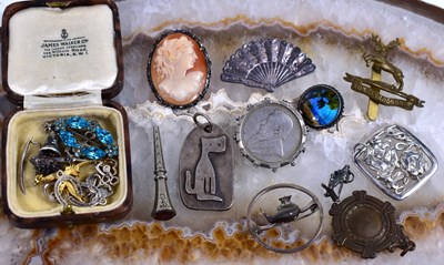 Lot 33 - A group of collectables to include a...