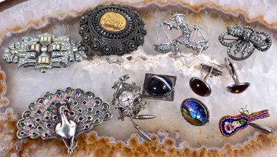Lot 30 - A group of jewellery to include a silver and...