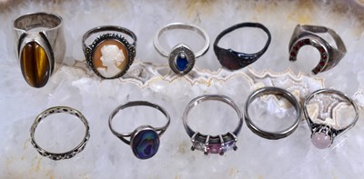 Lot 31 - A group of white metal and silver rings to...