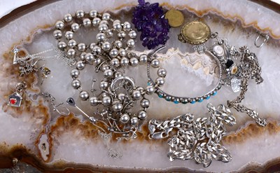 Lot 32 - A group of costume jewellery to include a pair...