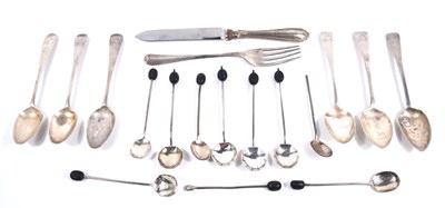 Lot 46 - A group of silver to include coffee spoons,...