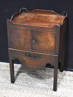 Lot 605 - A Georgian mahogany bedside commode with...