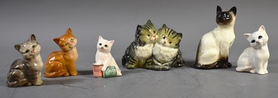 Lot 304 - A group of Beswick pottery cats and kittens to...