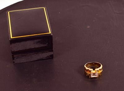 Lot 106 - A 14ct gold and scapolite set ring, 8.3g.
