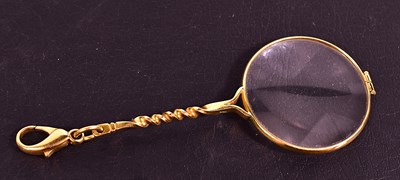 Lot 119 - A small 18ct gold magnifying glass, 24.4g...